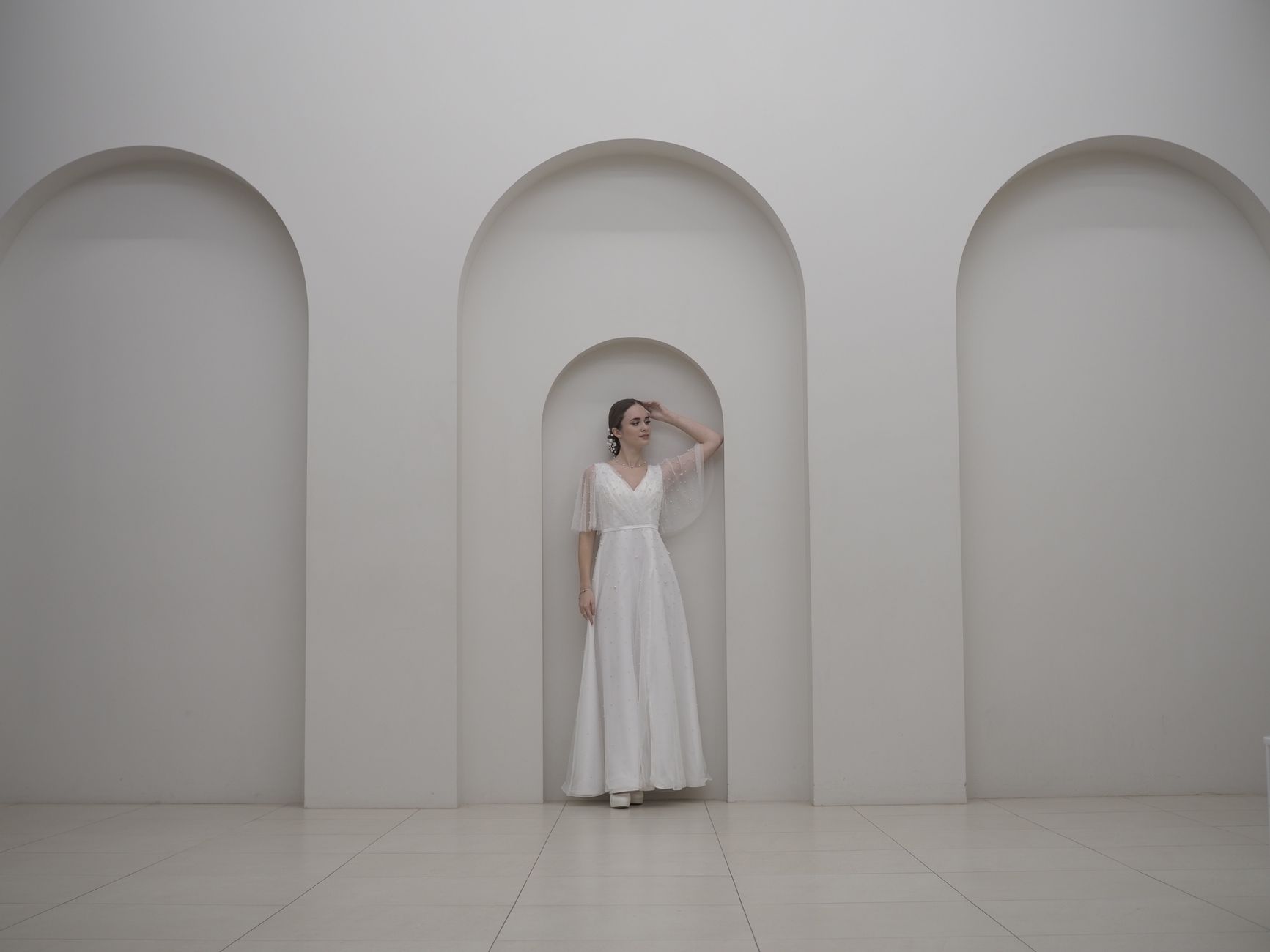 A minimalist white gallery set for a wedding